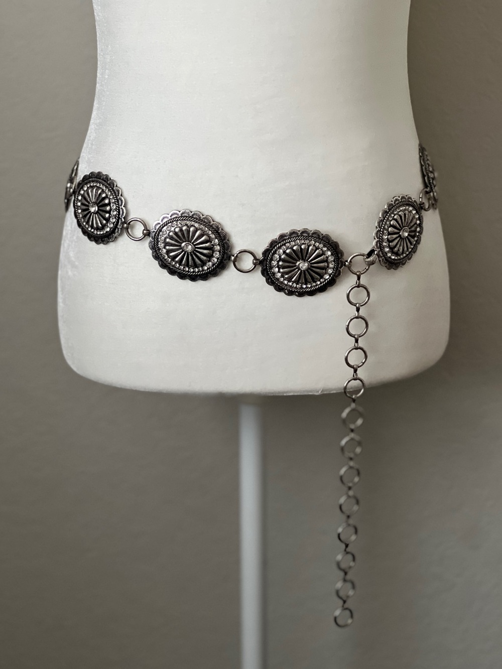 Western Oval Concho Chain Belt Silver-Tone Western Waist Vintage-Inspired